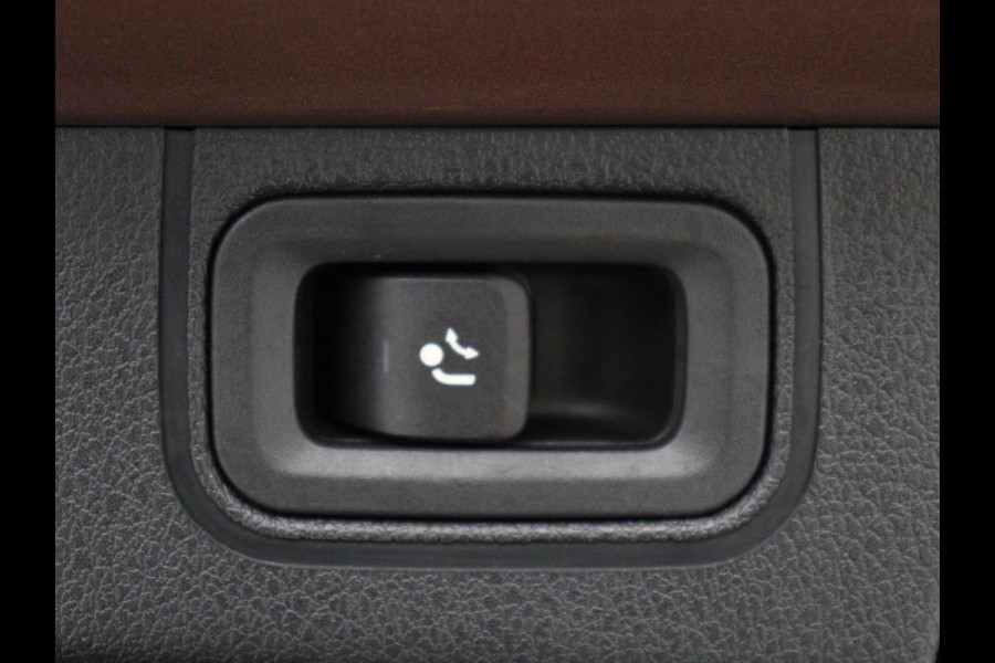 Mercedes-Benz A-Klasse 200 Business Solution Luxury | Trekhaak | Panoramadak | Leder | Memory | Sfeerverlichting | Full LED | Stoelverwarming | Camera | Park assist | Cruise control |