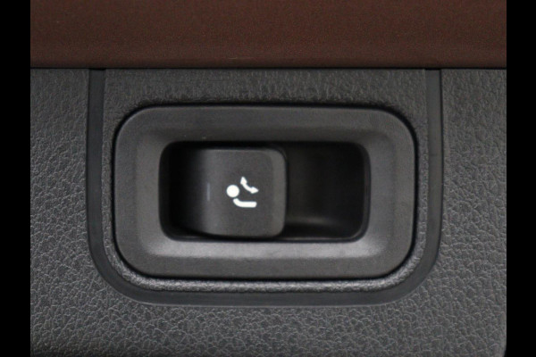 Mercedes-Benz A-Klasse 200 Business Solution Luxury | Trekhaak | Panoramadak | Leder | Memory | Sfeerverlichting | Full LED | Stoelverwarming | Camera | Park assist | Cruise control |