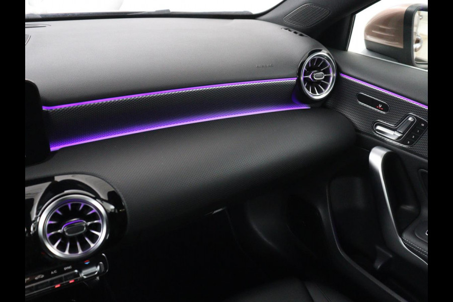 Mercedes-Benz A-Klasse 200 Business Solution Luxury | Trekhaak | Panoramadak | Leder | Memory | Sfeerverlichting | Full LED | Stoelverwarming | Camera | Park assist | Cruise control |