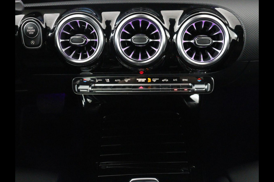 Mercedes-Benz A-Klasse 200 Business Solution Luxury | Trekhaak | Panoramadak | Leder | Memory | Sfeerverlichting | Full LED | Stoelverwarming | Camera | Park assist | Cruise control |