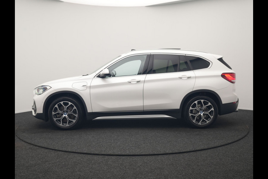 BMW X1 xDrive25e xLine PHEV 221pk Dealer O.H | Panodak | Adaptive Cruise | Camera | Head Up | Lederen Sportstoelen Memory & Verwarmd | Hifi Audio | Lane Assist | Sfeerverlichting | Navigatie | DAB | 18"L.M | Plug In Hybrid |