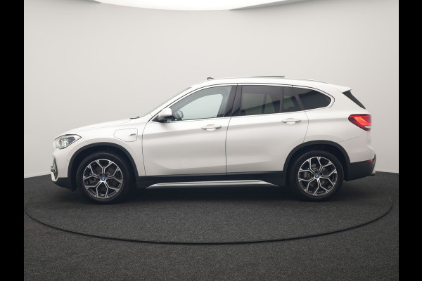 BMW X1 xDrive25e xLine PHEV 221pk Dealer O.H | Panodak | Adaptive Cruise | Camera | Head Up | Lederen Sportstoelen Memory & Verwarmd | Hifi Audio | Lane Assist | Sfeerverlichting | Navigatie | DAB | 18"L.M | Plug In Hybrid |