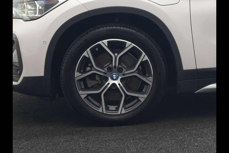 BMW X1 xDrive25e xLine PHEV 221pk Dealer O.H | Panodak | Adaptive Cruise | Camera | Head Up | Lederen Sportstoelen Memory & Verwarmd | Hifi Audio | Lane Assist | Sfeerverlichting | Navigatie | DAB | 18"L.M | Plug In Hybrid |