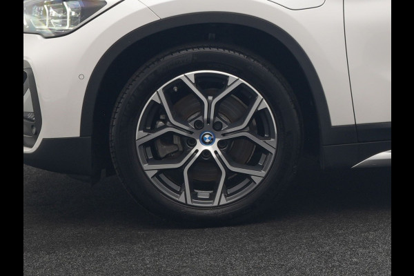 BMW X1 xDrive25e xLine PHEV 221pk Dealer O.H | Panodak | Adaptive Cruise | Camera | Head Up | Lederen Sportstoelen Memory & Verwarmd | Hifi Audio | Lane Assist | Sfeerverlichting | Navigatie | DAB | 18"L.M | Plug In Hybrid |