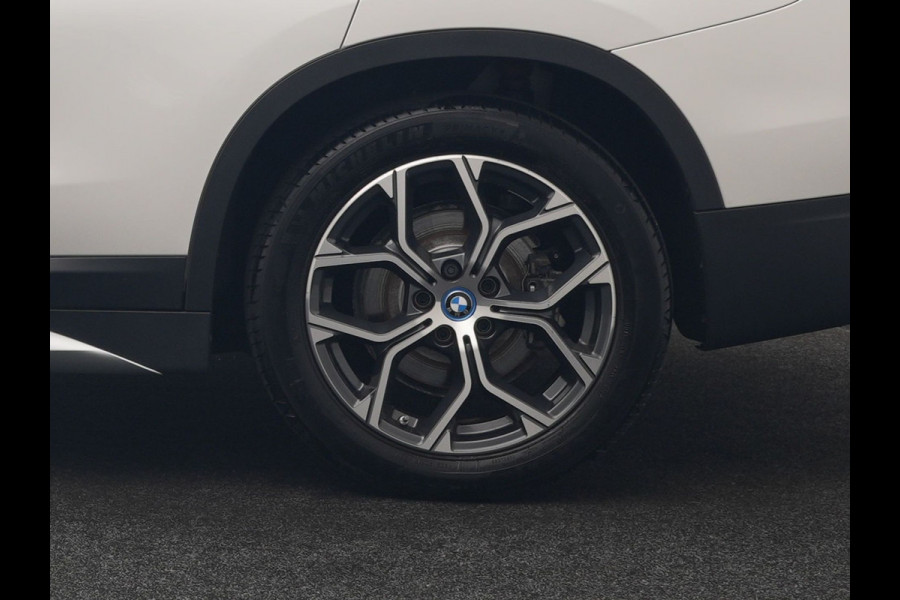 BMW X1 xDrive25e xLine PHEV 221pk Dealer O.H | Panodak | Adaptive Cruise | Camera | Head Up | Lederen Sportstoelen Memory & Verwarmd | Hifi Audio | Lane Assist | Sfeerverlichting | Navigatie | DAB | 18"L.M | Plug In Hybrid |