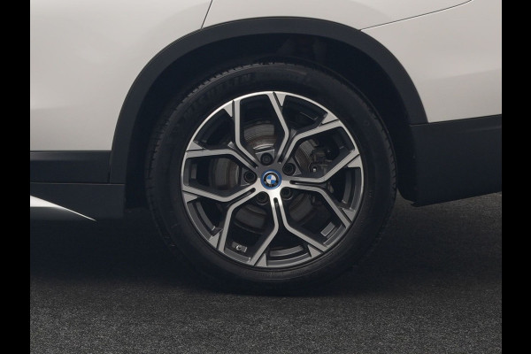 BMW X1 xDrive25e xLine PHEV 221pk Dealer O.H | Panodak | Adaptive Cruise | Camera | Head Up | Lederen Sportstoelen Memory & Verwarmd | Hifi Audio | Lane Assist | Sfeerverlichting | Navigatie | DAB | 18"L.M | Plug In Hybrid |