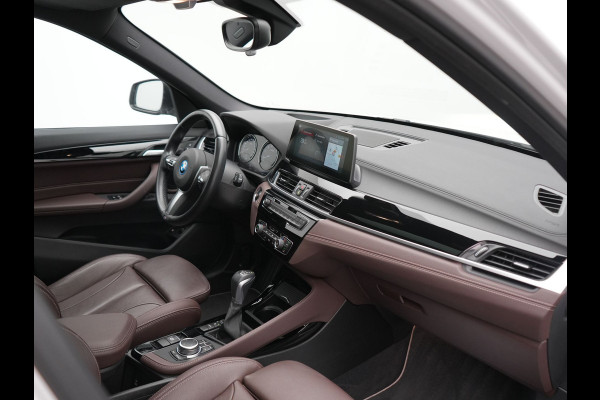 BMW X1 xDrive25e xLine PHEV 221pk Dealer O.H | Panodak | Adaptive Cruise | Camera | Head Up | Lederen Sportstoelen Memory & Verwarmd | Hifi Audio | Lane Assist | Sfeerverlichting | Navigatie | DAB | 18"L.M | Plug In Hybrid |