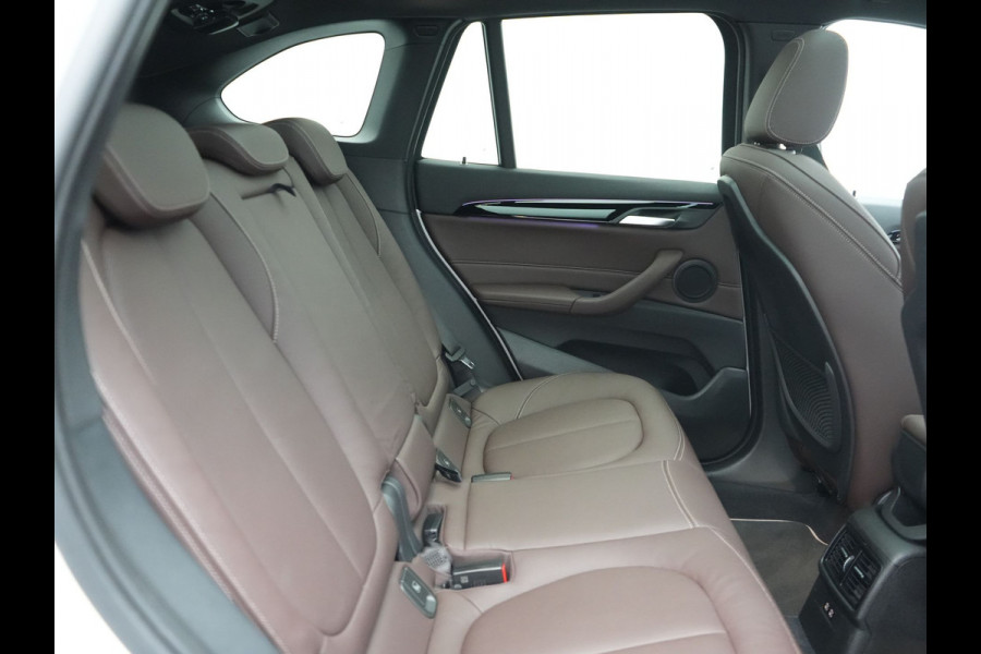 BMW X1 xDrive25e xLine PHEV 221pk Dealer O.H | Panodak | Adaptive Cruise | Camera | Head Up | Lederen Sportstoelen Memory & Verwarmd | Hifi Audio | Lane Assist | Sfeerverlichting | Navigatie | DAB | 18"L.M | Plug In Hybrid |
