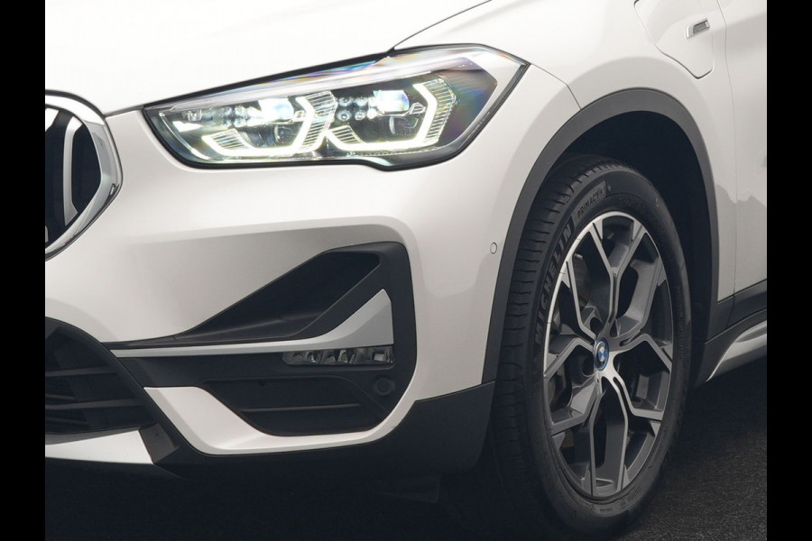 BMW X1 xDrive25e xLine PHEV 221pk Dealer O.H | Panodak | Adaptive Cruise | Camera | Head Up | Lederen Sportstoelen Memory & Verwarmd | Hifi Audio | Lane Assist | Sfeerverlichting | Navigatie | DAB | 18"L.M | Plug In Hybrid |