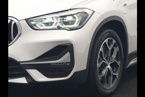BMW X1 xDrive25e xLine PHEV 221pk Dealer O.H | Panodak | Adaptive Cruise | Camera | Head Up | Lederen Sportstoelen Memory & Verwarmd | Hifi Audio | Lane Assist | Sfeerverlichting | Navigatie | DAB | 18"L.M | Plug In Hybrid |