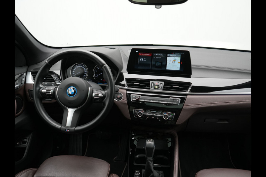 BMW X1 xDrive25e xLine PHEV 221pk Dealer O.H | Panodak | Adaptive Cruise | Camera | Head Up | Lederen Sportstoelen Memory & Verwarmd | Hifi Audio | Lane Assist | Sfeerverlichting | Navigatie | DAB | 18"L.M | Plug In Hybrid |