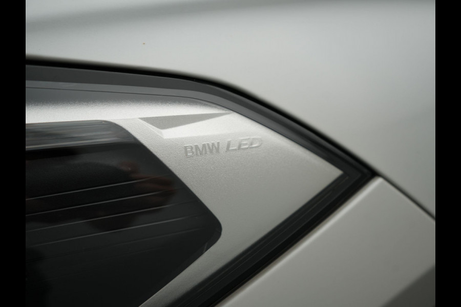 BMW X1 xDrive25e xLine PHEV 221pk Dealer O.H | Panodak | Adaptive Cruise | Camera | Head Up | Lederen Sportstoelen Memory & Verwarmd | Hifi Audio | Lane Assist | Sfeerverlichting | Navigatie | DAB | 18"L.M | Plug In Hybrid |