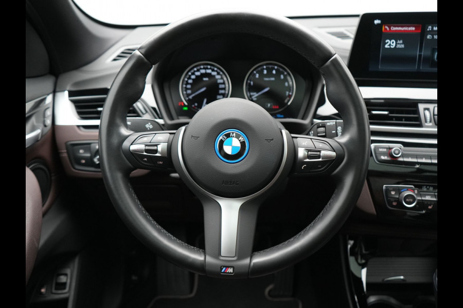 BMW X1 xDrive25e xLine PHEV 221pk Dealer O.H | Panodak | Adaptive Cruise | Camera | Head Up | Lederen Sportstoelen Memory & Verwarmd | Hifi Audio | Lane Assist | Sfeerverlichting | Navigatie | DAB | 18"L.M | Plug In Hybrid |