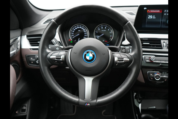 BMW X1 xDrive25e xLine PHEV 221pk Dealer O.H | Panodak | Adaptive Cruise | Camera | Head Up | Lederen Sportstoelen Memory & Verwarmd | Hifi Audio | Lane Assist | Sfeerverlichting | Navigatie | DAB | 18"L.M | Plug In Hybrid |