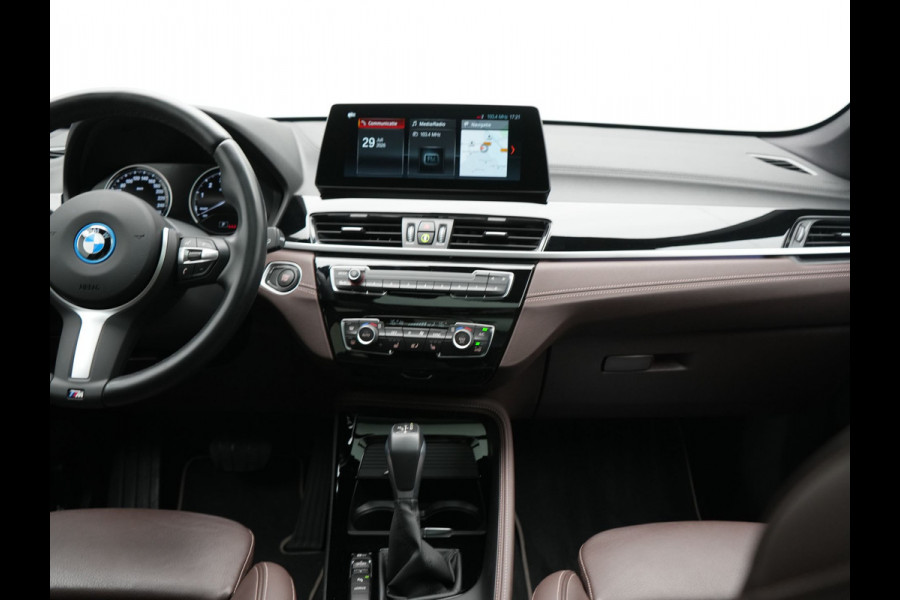 BMW X1 xDrive25e xLine PHEV 221pk Dealer O.H | Panodak | Adaptive Cruise | Camera | Head Up | Lederen Sportstoelen Memory & Verwarmd | Hifi Audio | Lane Assist | Sfeerverlichting | Navigatie | DAB | 18"L.M | Plug In Hybrid |