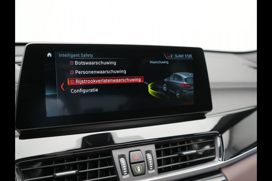 BMW X1 xDrive25e xLine PHEV 221pk Dealer O.H | Panodak | Adaptive Cruise | Camera | Head Up | Lederen Sportstoelen Memory & Verwarmd | Hifi Audio | Lane Assist | Sfeerverlichting | Navigatie | DAB | 18"L.M | Plug In Hybrid |