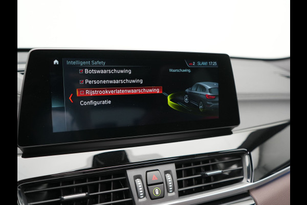 BMW X1 xDrive25e xLine PHEV 221pk Dealer O.H | Panodak | Adaptive Cruise | Camera | Head Up | Lederen Sportstoelen Memory & Verwarmd | Hifi Audio | Lane Assist | Sfeerverlichting | Navigatie | DAB | 18"L.M | Plug In Hybrid |