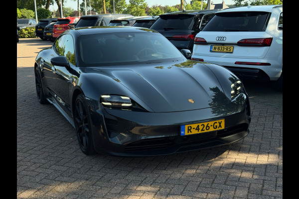 Porsche Taycan GTS 93 kWh / SoH 91,6% / Panoramadak / 360Camera / Head-up / Passenger Display / Achterasbesturing / Keyless / Bose / 21'' / Luchtvering / Sportdesign+Chrono / Matrix LED / Carbon intr. / Innodrive