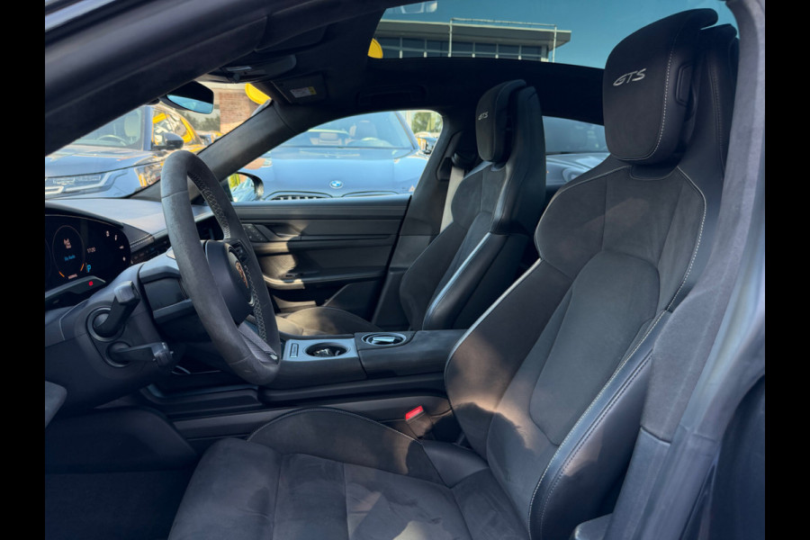 Porsche Taycan GTS 93 kWh / SoH 91,6% / Panoramadak / 360Camera / Head-up / Passenger Display / Achterasbesturing / Keyless / Bose / 21'' / Luchtvering / Sportdesign+Chrono / Matrix LED / Carbon intr. / Innodrive