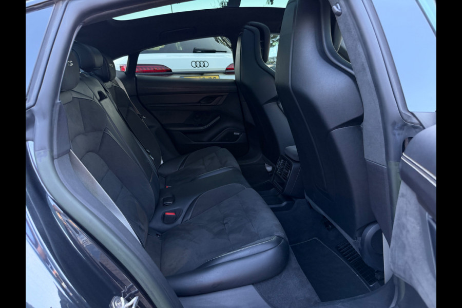 Porsche Taycan GTS 93 kWh / SoH 91,6% / Panoramadak / 360Camera / Head-up / Passenger Display / Achterasbesturing / Keyless / Bose / 21'' / Luchtvering / Sportdesign+Chrono / Matrix LED / Carbon intr. / Innodrive