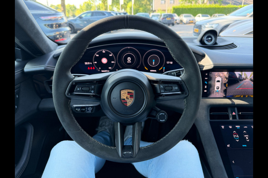 Porsche Taycan GTS 93 kWh / SoH 91,6% / Panoramadak / 360Camera / Head-up / Passenger Display / Achterasbesturing / Keyless / Bose / 21'' / Luchtvering / Sportdesign+Chrono / Matrix LED / Carbon intr. / Innodrive