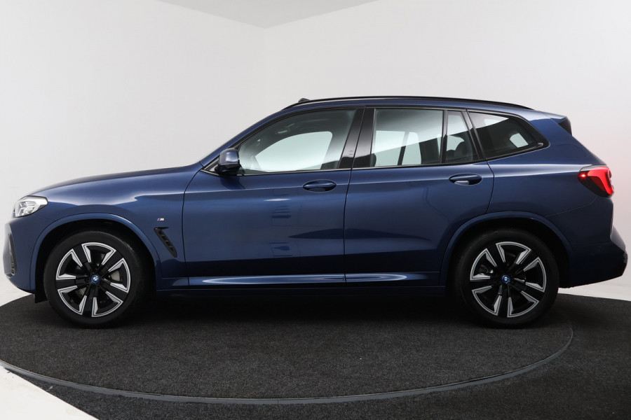 BMW iX3 Executive 80 kWh (PANORAMADAK, CAMERA, SFEERVERLICHTING, STOELVERWARMING, ELEKTR STOELEN, CRUISE ADAPTIEF)