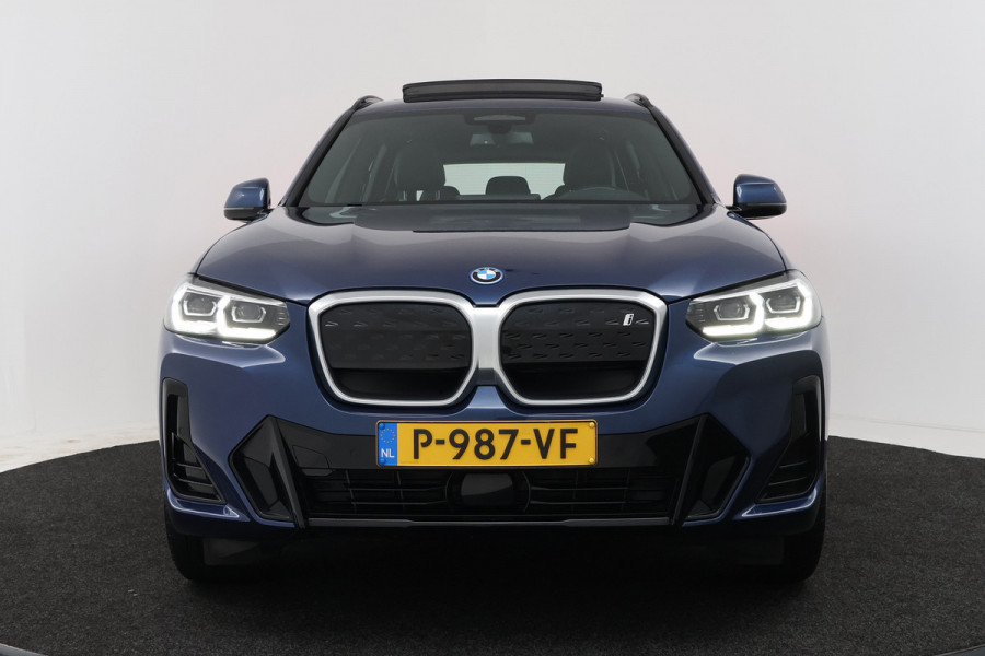 BMW iX3 Executive 80 kWh (PANORAMADAK, CAMERA, SFEERVERLICHTING, STOELVERWARMING, ELEKTR STOELEN, CRUISE ADAPTIEF)