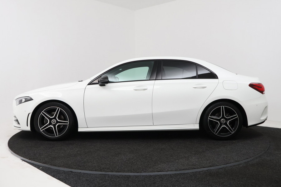 Mercedes-Benz A-Klasse 180 Business Solution AMG (STOELVERWARMING, SFEERVERLICHTING, CAMERA, NAVIGATIE, PARKEERSENSOREN)