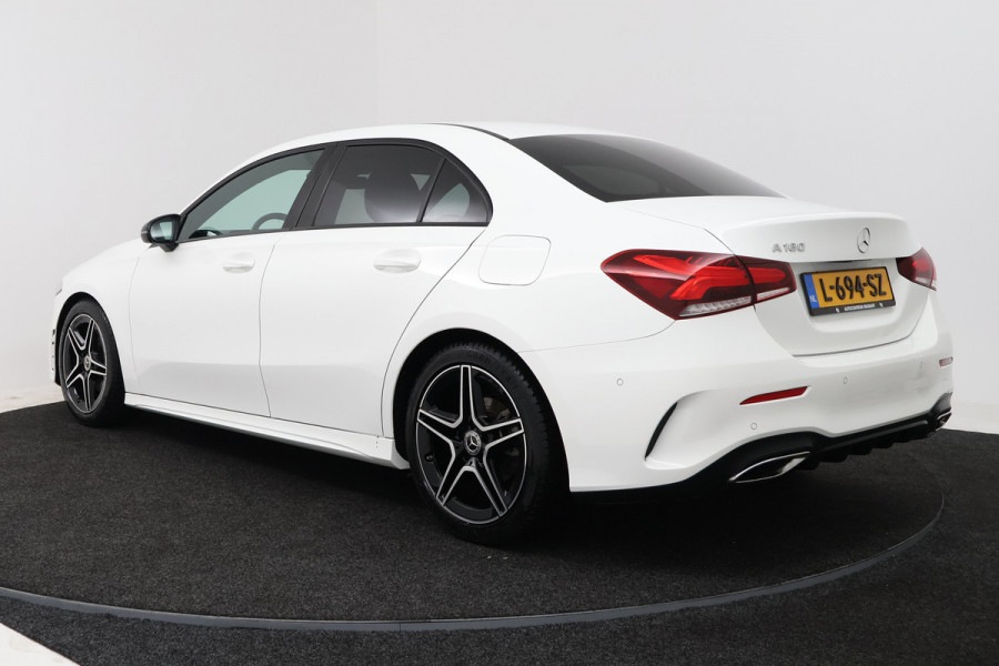 Mercedes-Benz A-Klasse 180 Business Solution AMG (STOELVERWARMING, SFEERVERLICHTING, CAMERA, NAVIGATIE, PARKEERSENSOREN)