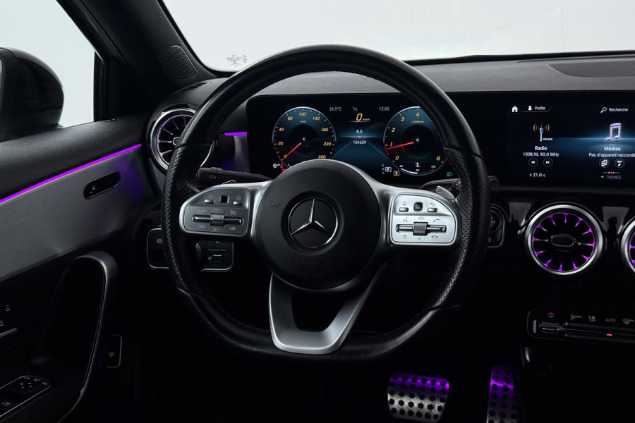 Mercedes-Benz A-Klasse 180 Business Solution AMG (STOELVERWARMING, SFEERVERLICHTING, CAMERA, NAVIGATIE, PARKEERSENSOREN)