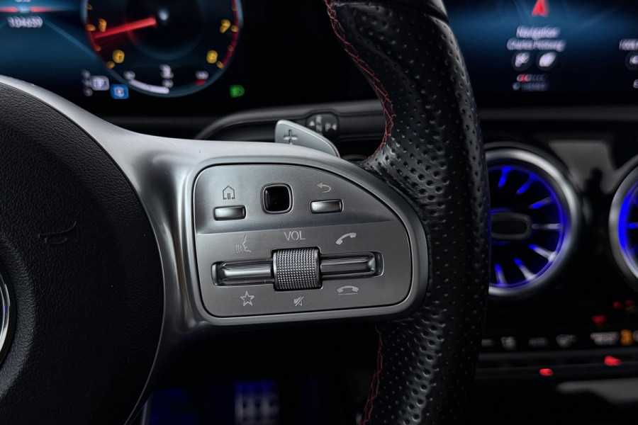Mercedes-Benz A-Klasse 180 Business Solution AMG (STOELVERWARMING, SFEERVERLICHTING, CAMERA, NAVIGATIE, PARKEERSENSOREN)