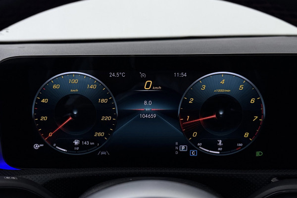 Mercedes-Benz A-Klasse 180 Business Solution AMG (STOELVERWARMING, SFEERVERLICHTING, CAMERA, NAVIGATIE, PARKEERSENSOREN)