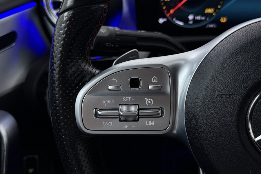 Mercedes-Benz A-Klasse 180 Business Solution AMG (STOELVERWARMING, SFEERVERLICHTING, CAMERA, NAVIGATIE, PARKEERSENSOREN)