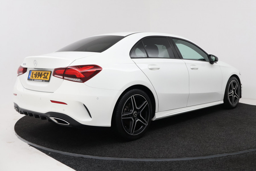Mercedes-Benz A-Klasse 180 Business Solution AMG (STOELVERWARMING, SFEERVERLICHTING, CAMERA, NAVIGATIE, PARKEERSENSOREN)