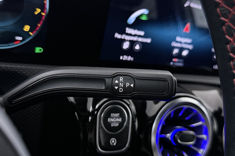 Mercedes-Benz A-Klasse 180 Business Solution AMG (STOELVERWARMING, SFEERVERLICHTING, CAMERA, NAVIGATIE, PARKEERSENSOREN)