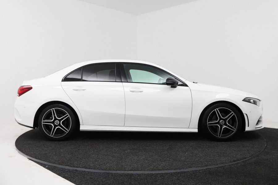 Mercedes-Benz A-Klasse 180 Business Solution AMG (STOELVERWARMING, SFEERVERLICHTING, CAMERA, NAVIGATIE, PARKEERSENSOREN)