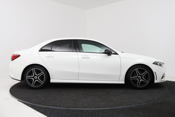 Mercedes-Benz A-Klasse 180 Business Solution AMG (STOELVERWARMING, SFEERVERLICHTING, CAMERA, NAVIGATIE, PARKEERSENSOREN)
