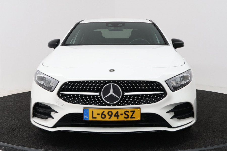 Mercedes-Benz A-Klasse 180 Business Solution AMG (STOELVERWARMING, SFEERVERLICHTING, CAMERA, NAVIGATIE, PARKEERSENSOREN)