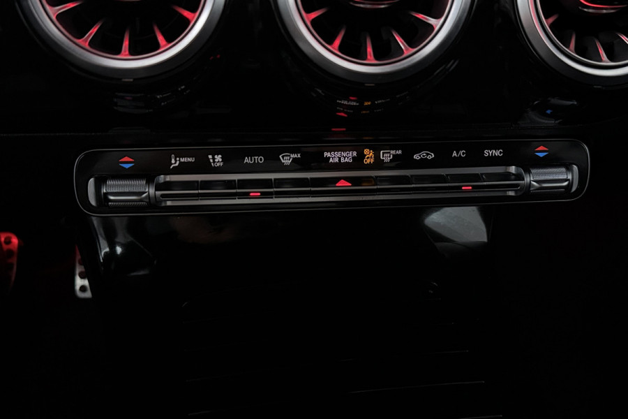 Mercedes-Benz A-Klasse 180 Business Solution AMG (STOELVERWARMING, SFEERVERLICHTING, CAMERA, NAVIGATIE, PARKEERSENSOREN)