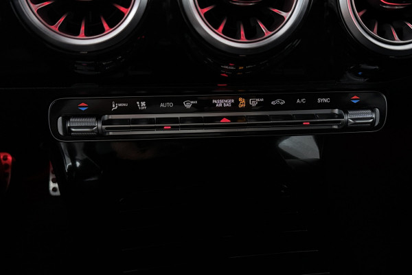 Mercedes-Benz A-Klasse 180 Business Solution AMG (STOELVERWARMING, SFEERVERLICHTING, CAMERA, NAVIGATIE, PARKEERSENSOREN)