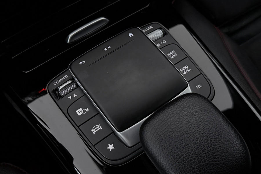 Mercedes-Benz A-Klasse 180 Business Solution AMG (STOELVERWARMING, SFEERVERLICHTING, CAMERA, NAVIGATIE, PARKEERSENSOREN)