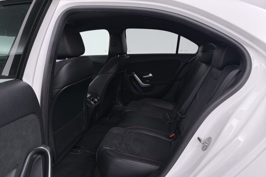 Mercedes-Benz A-Klasse 180 Business Solution AMG (STOELVERWARMING, SFEERVERLICHTING, CAMERA, NAVIGATIE, PARKEERSENSOREN)
