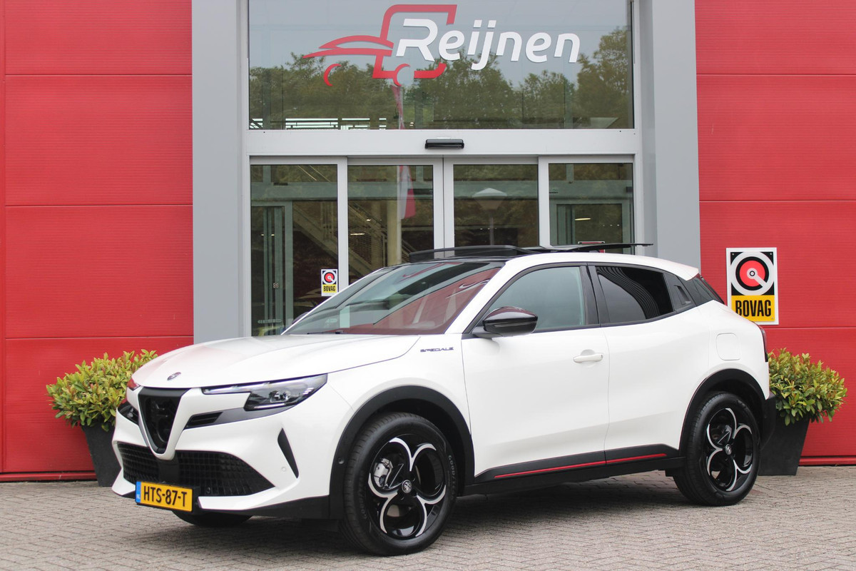 Alfa Romeo junior 1.2 145PK AUTOMAAT Hybrid IBRIDA SPECIALE | PANORAMA SCHUIF/KANTEL DAK | AFNEEMBARE TREKHAAK | TECHNO PACK: LED MATRIX KOPLAMPEN/AUTOMATISCH DIMMENDE BINNENSPIEGEL/DRAADLOZE TELEFOONLADER/ELEKTRISCH VERSTELBARE EN VERWARMBARE ZIJSPIEGELS MET DODEHOEK DETECTIE, ELEKTRISCH INKLAPBAAR/NAVIGATIE/HANDS-FREE ACHTERKLEP/KEYLESS ENTRY/USB TYPE C/ADAPTIVE CRUISE CONTROL MET LANE CENTERING EN FILE-ASSISTENT/ACHTERUITRIJ CAMERA MET DYNAMISCHE RIJLIJNEN/AUDIOSYSTEEM MET 6 SPEAKERS | PREMIUM PACK: "SPIGA" STOFFEN/ECOLEDER BEKLEDING MET RODE ACCENTEN - 6-VOUDIG ELEKTRISCH VERSTELBAR
