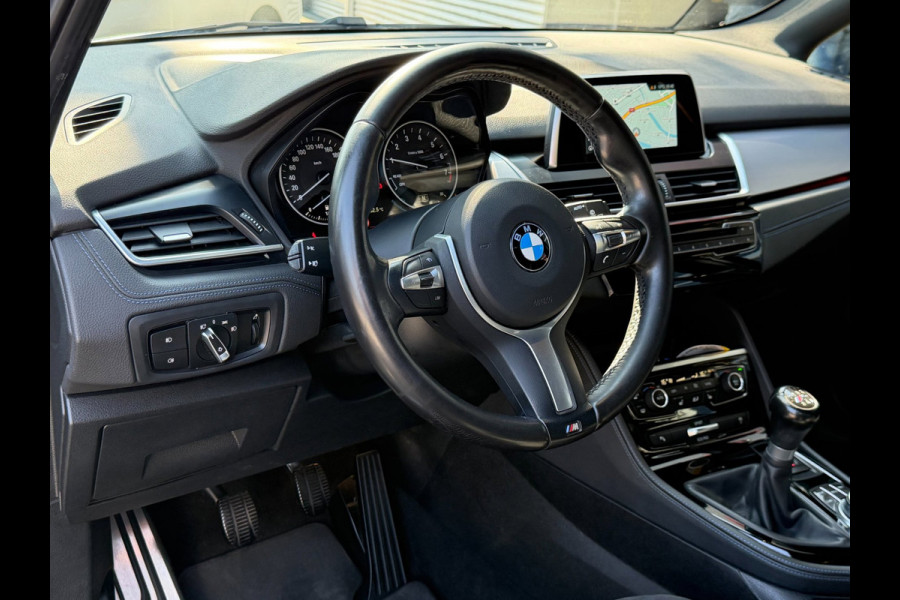 BMW 2 Serie Active Tourer 218i M- Sport - Navigatie I Airco I Sport pakket I LED I PDC I Trekhaak I Dealer onderhouden