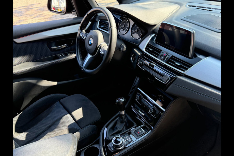 BMW 2 Serie Active Tourer 218i M- Sport - Navigatie I Airco I Sport pakket I LED I PDC I Trekhaak I Dealer onderhouden