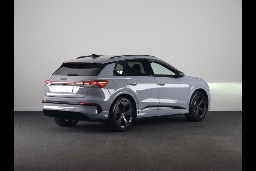 Audi Q4 e-tron S edition 82 KWh 286 pk | Optiekpakket zwart-glanzend | Privacy glas | Trekhaak | Leder/stof interieur |