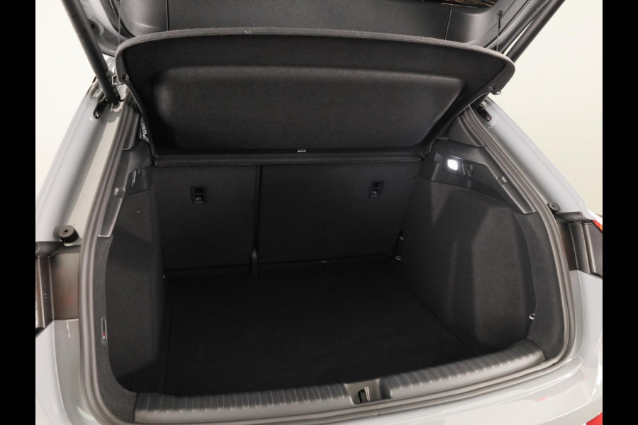 Audi Q4 e-tron S edition 82 KWh 286 pk | Optiekpakket zwart-glanzend | Privacy glas | Trekhaak | Leder/stof interieur |