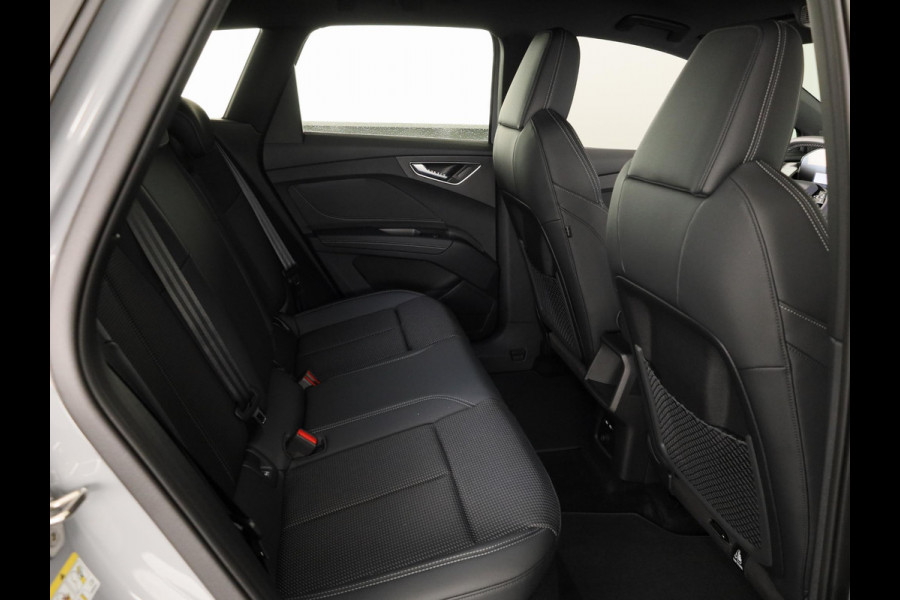 Audi Q4 e-tron S edition 82 KWh 286 pk | Optiekpakket zwart-glanzend | Privacy glas | Trekhaak | Leder/stof interieur |
