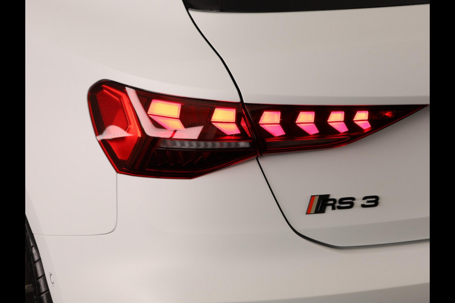Audi RS3 Sportback Competition Limited 2.5 TFSI 295 kW / 400 PK SB | 599 / 750  gelimiteerde oplage | Audi Exclusive Matte Gletsjerwit | Panoramadak | Sonos | HUD |