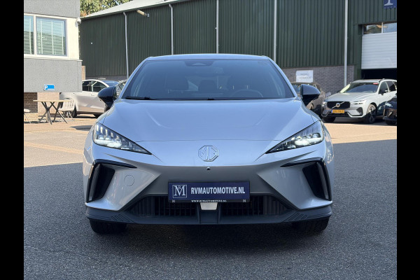 MG Mg4 electric Luxury 64 kWh LONG RANGE | SOH 95% | 15.000KM | 360° CAMERA | STOEL & STUURVERWARMING | 7 JAAR MG GARANTIE T/M 07-2031 | ELEKTRISCHE STOEL | DODEHOEK SENSOR | ADAPTIVE CRUISE CONTROL|